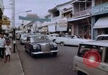 Immagine di La circolazione di Giacarta area dello shopping Jakarta Indonesia, 1964, secondo 17 filmato di repertorio 65675039494