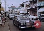 Immagine di La circolazione di Giacarta area dello shopping Jakarta Indonesia, 1964, secondo 18 filmato di repertorio 65675039494