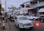 Immagine di La circolazione di Giacarta area dello shopping Jakarta Indonesia, 1964, secondo 21 filmato di repertorio 65675039494