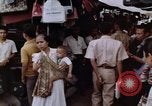 Immagine di La circolazione di Giacarta area dello shopping Jakarta Indonesia, 1964, secondo 31 filmato di repertorio 65675039494