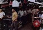 Immagine di La circolazione di Giacarta area dello shopping Jakarta Indonesia, 1964, secondo 34 filmato di repertorio 65675039494