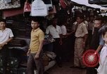 Immagine di La circolazione di Giacarta area dello shopping Jakarta Indonesia, 1964, secondo 39 filmato di repertorio 65675039494