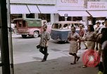 Immagine di La circolazione di Giacarta area dello shopping Jakarta Indonesia, 1964, secondo 45 filmato di repertorio 65675039494