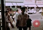 Immagine di La circolazione di Giacarta area dello shopping Jakarta Indonesia, 1964, secondo 50 filmato di repertorio 65675039494