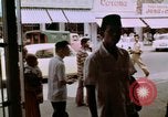 Immagine di La circolazione di Giacarta area dello shopping Jakarta Indonesia, 1964, secondo 51 filmato di repertorio 65675039494