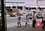 Immagine di La circolazione di Giacarta area dello shopping Jakarta Indonesia, 1964, secondo 56 filmato di repertorio 65675039494