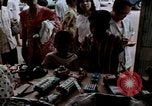 Immagine di La circolazione di Giacarta area dello shopping Jakarta Indonesia, 1964, secondo 58 filmato di repertorio 65675039494