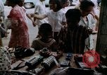 Immagine di La circolazione di Giacarta area dello shopping Jakarta Indonesia, 1964, secondo 60 filmato di repertorio 65675039494