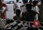 Immagine di La circolazione di Giacarta area dello shopping Jakarta Indonesia, 1964, secondo 61 filmato di repertorio 65675039494
