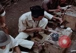 Immagine di Ring maker nel mercato di Giacarta Jakarta Indonesia, 1964, secondo 8 filmato di repertorio 65675039495