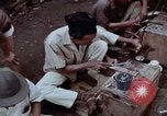 Immagine di Ring maker nel mercato di Giacarta Jakarta Indonesia, 1964, secondo 10 filmato di repertorio 65675039495