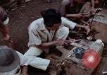 Immagine di Ring maker nel mercato di Giacarta Jakarta Indonesia, 1964, secondo 11 filmato di repertorio 65675039495
