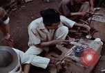 Immagine di Ring maker nel mercato di Giacarta Jakarta Indonesia, 1964, secondo 12 filmato di repertorio 65675039495