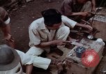 Immagine di Ring maker nel mercato di Giacarta Jakarta Indonesia, 1964, secondo 13 filmato di repertorio 65675039495