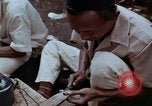 Immagine di Ring maker nel mercato di Giacarta Jakarta Indonesia, 1964, secondo 14 filmato di repertorio 65675039495