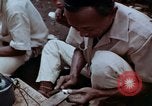 Immagine di Ring maker nel mercato di Giacarta Jakarta Indonesia, 1964, secondo 16 filmato di repertorio 65675039495