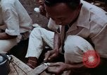 Immagine di Ring maker nel mercato di Giacarta Jakarta Indonesia, 1964, secondo 17 filmato di repertorio 65675039495