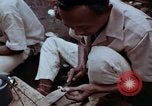 Immagine di Ring maker nel mercato di Giacarta Jakarta Indonesia, 1964, secondo 18 filmato di repertorio 65675039495