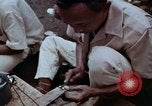 Immagine di Ring maker nel mercato di Giacarta Jakarta Indonesia, 1964, secondo 21 filmato di repertorio 65675039495