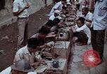 Immagine di Ring maker nel mercato di Giacarta Jakarta Indonesia, 1964, secondo 23 filmato di repertorio 65675039495