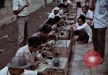 Immagine di Ring maker nel mercato di Giacarta Jakarta Indonesia, 1964, secondo 24 filmato di repertorio 65675039495