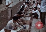 Immagine di Ring maker nel mercato di Giacarta Jakarta Indonesia, 1964, secondo 26 filmato di repertorio 65675039495
