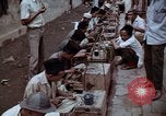 Immagine di Ring maker nel mercato di Giacarta Jakarta Indonesia, 1964, secondo 27 filmato di repertorio 65675039495