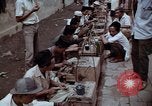 Immagine di Ring maker nel mercato di Giacarta Jakarta Indonesia, 1964, secondo 29 filmato di repertorio 65675039495