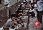 Immagine di Ring maker nel mercato di Giacarta Jakarta Indonesia, 1964, secondo 30 filmato di repertorio 65675039495