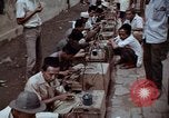 Immagine di Ring maker nel mercato di Giacarta Jakarta Indonesia, 1964, secondo 31 filmato di repertorio 65675039495
