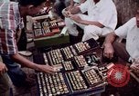 Immagine di Ring maker nel mercato di Giacarta Jakarta Indonesia, 1964, secondo 33 filmato di repertorio 65675039495