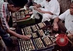 Immagine di Ring maker nel mercato di Giacarta Jakarta Indonesia, 1964, secondo 34 filmato di repertorio 65675039495