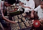 Immagine di Ring maker nel mercato di Giacarta Jakarta Indonesia, 1964, secondo 35 filmato di repertorio 65675039495