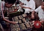 Immagine di Ring maker nel mercato di Giacarta Jakarta Indonesia, 1964, secondo 36 filmato di repertorio 65675039495