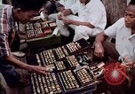 Immagine di Ring maker nel mercato di Giacarta Jakarta Indonesia, 1964, secondo 37 filmato di repertorio 65675039495