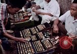 Immagine di Ring maker nel mercato di Giacarta Jakarta Indonesia, 1964, secondo 38 filmato di repertorio 65675039495