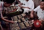 Immagine di Ring maker nel mercato di Giacarta Jakarta Indonesia, 1964, secondo 39 filmato di repertorio 65675039495