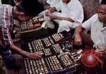 Immagine di Ring maker nel mercato di Giacarta Jakarta Indonesia, 1964, secondo 41 filmato di repertorio 65675039495