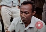 Immagine di Ring maker nel mercato di Giacarta Jakarta Indonesia, 1964, secondo 50 filmato di repertorio 65675039495