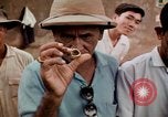 Immagine di Ring maker nel mercato di Giacarta Jakarta Indonesia, 1964, secondo 53 filmato di repertorio 65675039495