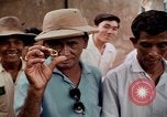Immagine di Ring maker nel mercato di Giacarta Jakarta Indonesia, 1964, secondo 62 filmato di repertorio 65675039495