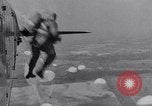Immagine di Paracadutista americano della formazione United States USA, 1940, secondo 3 filmato di repertorio 65675039514
