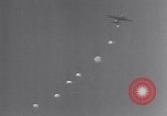 Immagine di Paracadutista americano della formazione United States USA, 1940, secondo 4 filmato di repertorio 65675039514