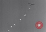 Immagine di Paracadutista americano della formazione United States USA, 1940, secondo 5 filmato di repertorio 65675039514