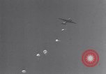 Immagine di Paracadutista americano della formazione United States USA, 1940, secondo 7 filmato di repertorio 65675039514