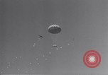 Immagine di Paracadutista americano della formazione United States USA, 1940, secondo 23 filmato di repertorio 65675039514
