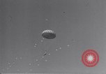 Immagine di Paracadutista americano della formazione United States USA, 1940, secondo 24 filmato di repertorio 65675039514