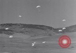 Immagine di Paracadutista americano della formazione United States USA, 1940, secondo 25 filmato di repertorio 65675039514
