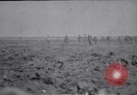 Standbild britische Soldaten escort erfassten deutschen Gefangenen Frankreich, 1918, aus Sekunde 3 historischem Filmmaterial Videoclip 65675039558