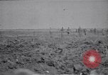 Standbild britische Soldaten escort erfassten deutschen Gefangenen Frankreich, 1918, aus Sekunde 4 historischem Filmmaterial Videoclip 65675039558